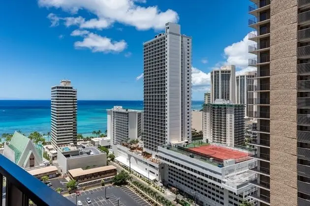 Deluxe Studio Condos Near Waikiki Beach - Free Parking & Outdoor Pool