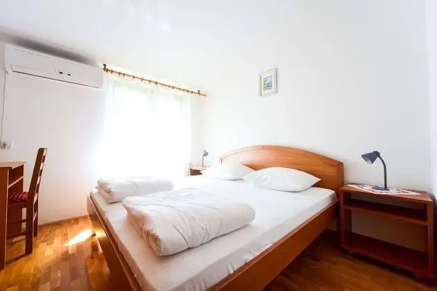 Deluxe Two-bedroom Apartment With a Jacuzzi Large Terrace With Garden