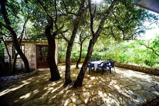 Deluxe Two-bedroom Apartment With a Jacuzzi Large Terrace With Garden - Dış Mekan