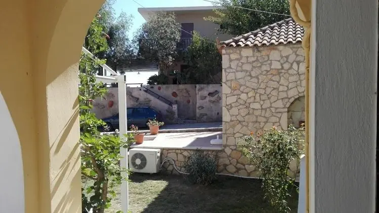 Dennis Studios - Dış Mekan