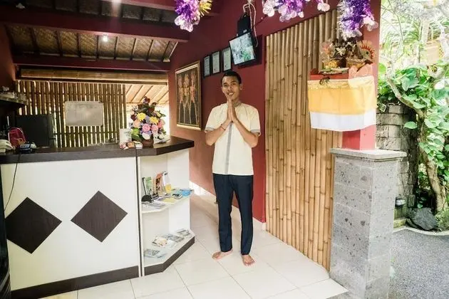 Desak Putu Putra Hidden - Lobi