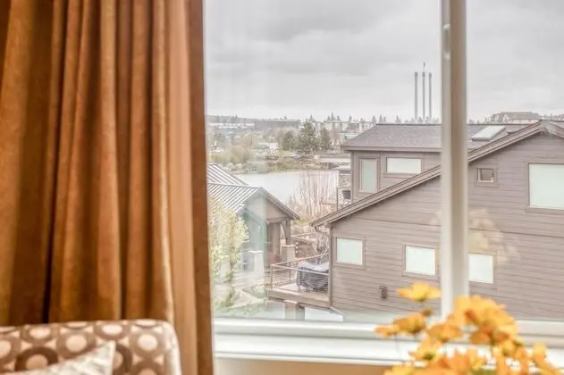 Deschutes Landing at the Old Mill Riverfront - Oda