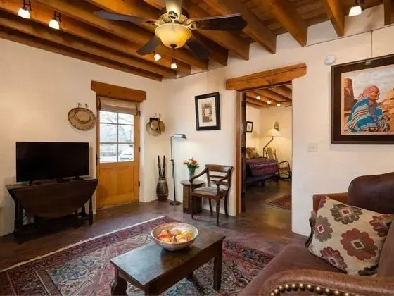 Desert Breeze - Delightful Railyard Adobe, Walk to The Plaza - Oda Düzeni