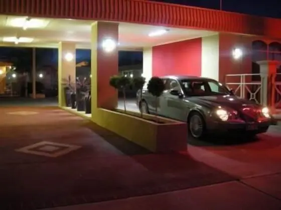 Desert Sand Motor Inn - Dış Mekan