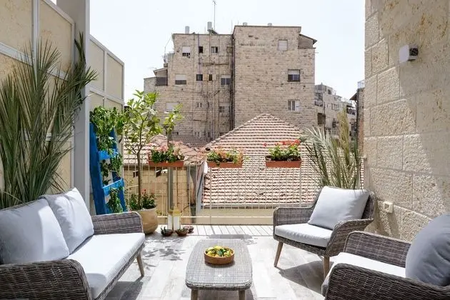 Design & Veranda near Old City by FeelHome