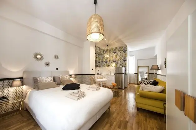 Designer renovated apt- downtown Athens by VillaRentalsgr