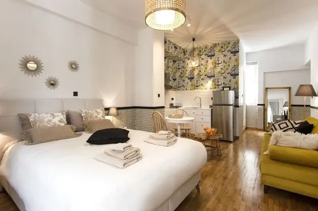 Designer renovated apt- downtown Athens by VillaRentalsgr - Oda