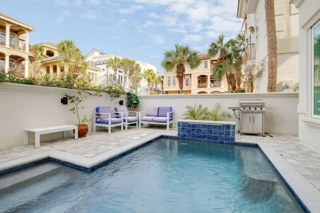 Destin's Gem by Avantstay Steps to the Beach w/ BBQ & Pool
