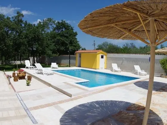 Detached House at Country Side, Fenced Private Garden Ideal for 2 Fam, Wifi