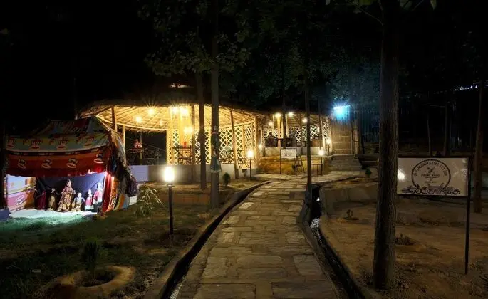 Dev Bhoomi Farms & Cottages - Havuz