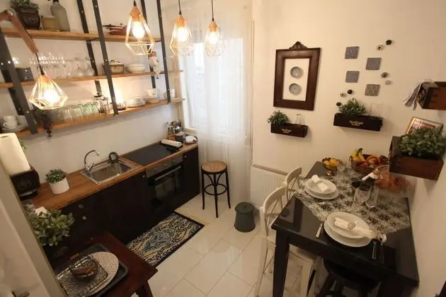 Dfive Apartments - Neo Baroque - Mutfak