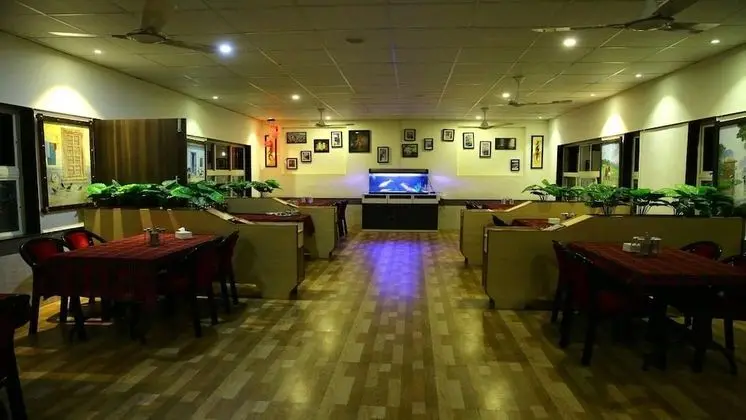 Dhanashree Hospitality - Bar,Restaurant & Lodging - Yerinde Yemek