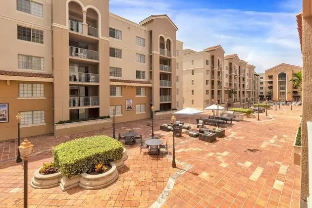 Dharma Home Suites Coral Gables at Gables Grand Plaza - Dış Mekan
