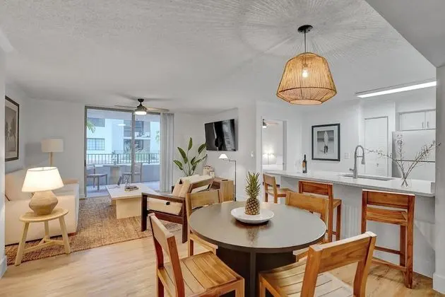 Dharma Home Suites Coral Gables at Gables Grand Plaza - Yerinde Yemek