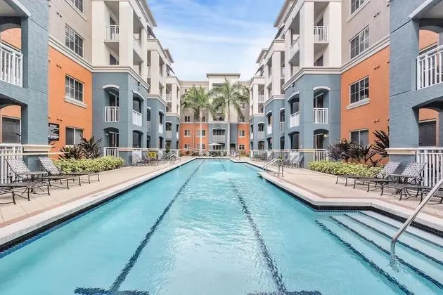 Dharma Home Suites South Miami at Red Road Commons - Havuz