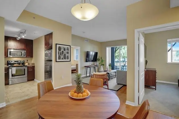 Dharma Home Suites South Miami at Red Road Commons - Yerinde Yemek