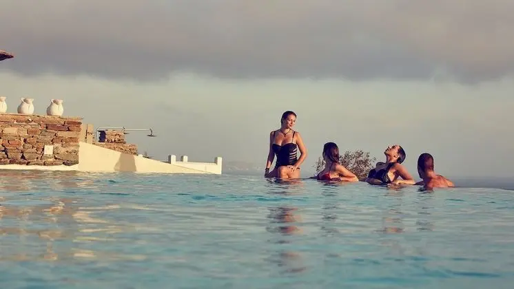 Diles & Rinies - Havuz