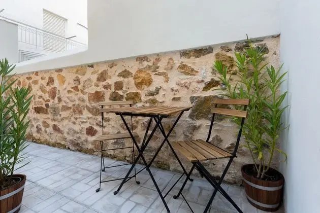 Dinostratus House