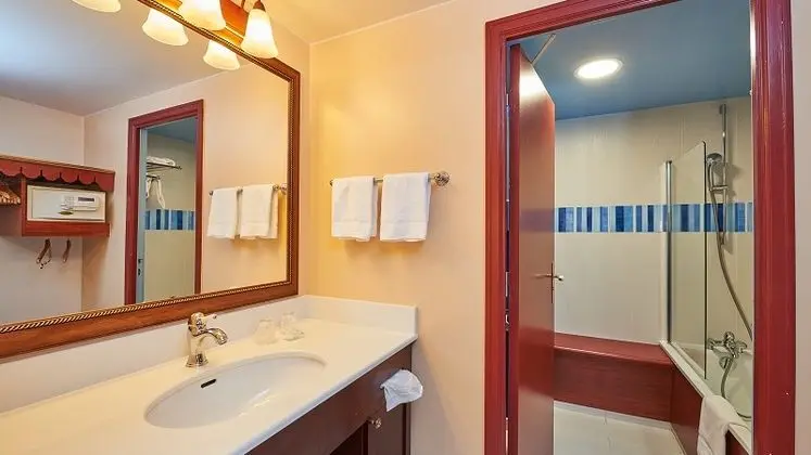 Disney's Newport Bay Club + Bilet