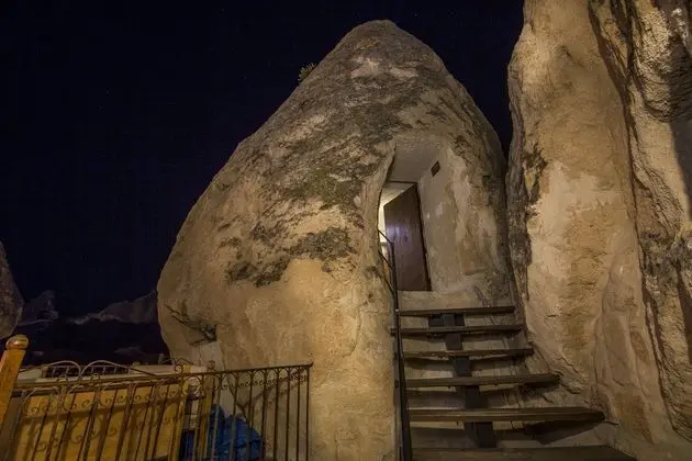 Divan Cave House