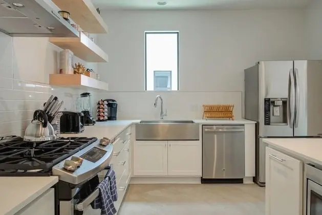 Divine 3br/2.5ba Downtown/east-side Home by Domio - Mutfak