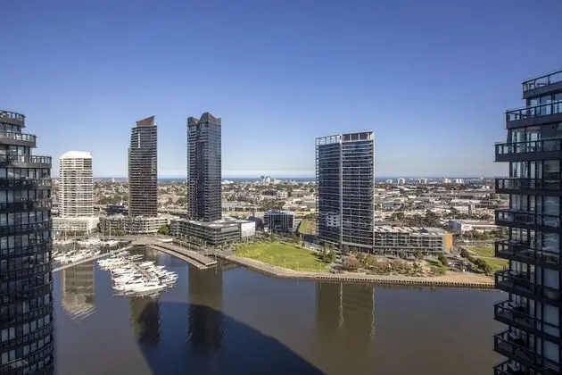 Docklands high level 1 Bedroom Apartment with pool by KozyGuru