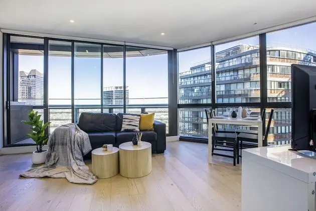Docklands high level 1 Bedroom Apartment with pool by KozyGuru - Öne Çıkan Resim