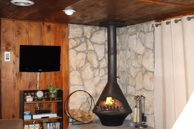 Dog Friendly Cabin Only Steps to the Lake - Oda Düzeni