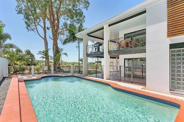 Dolce Vita Beachfront Holiday House - Havuz