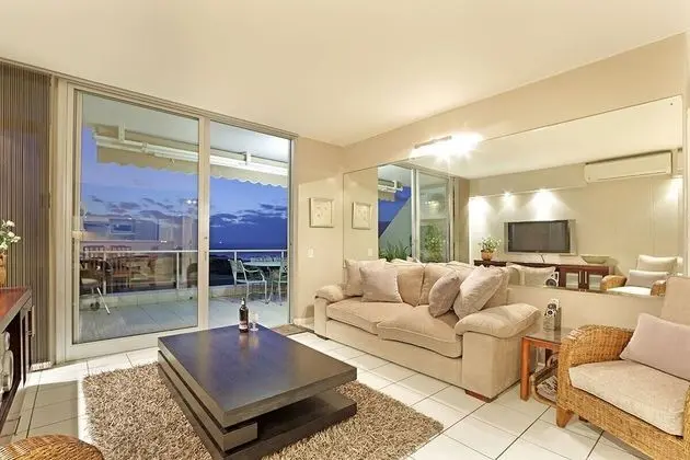 Dolphin Beach H106