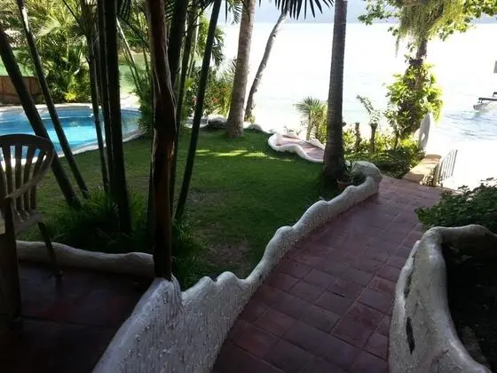 Dolphinbay Beachfront & Dive Resort - Dış Mekan