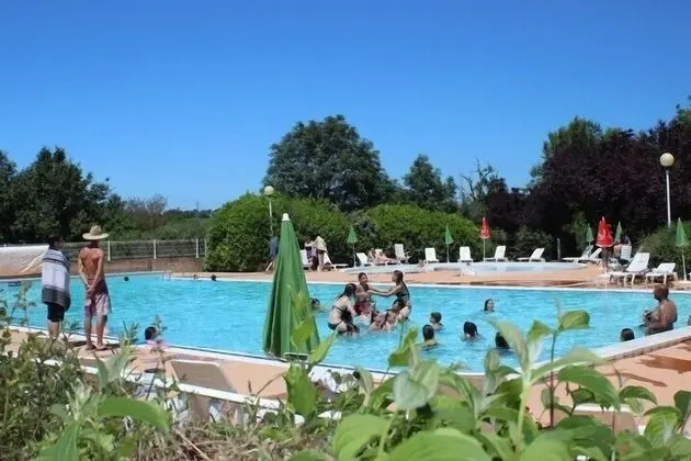 Domaine de Combelles Vacances - Havuz