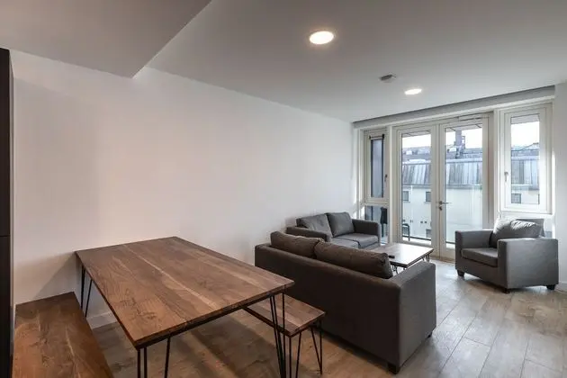 Dominick Place - İç Mekan