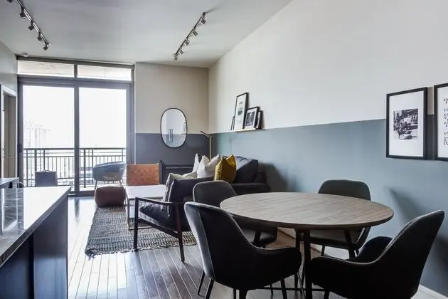 Domio Downtown Chic 2BR Infinity Pool - Oda Düzeni