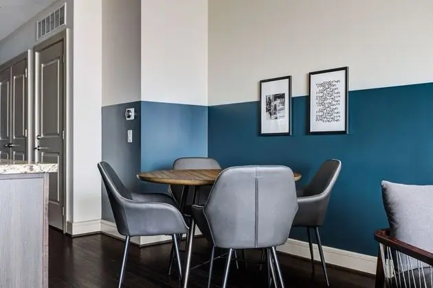 Domio Downtown Modern 2BR 10 Min to George B. Convention Center - Mutfak