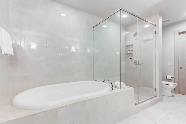 Domio Downtown Modern 2BR Game Room/arcade - Banyo Tipleri
