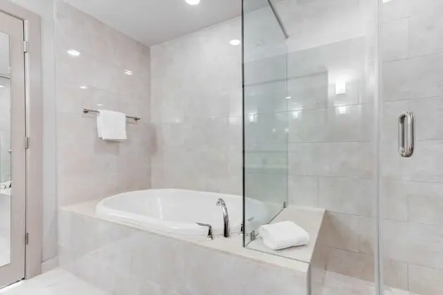Domio Downtown Modern 2BR Indoor Basketball Court - Banyo Tipleri