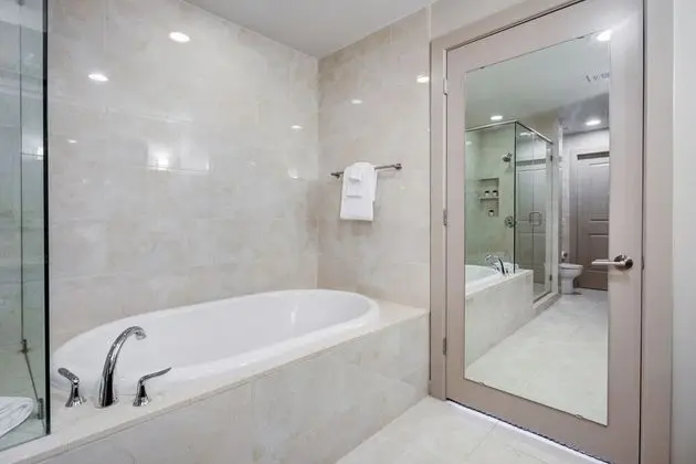Domio Downtown Spacious 2BR 10 Min to Toyota Center - Banyo Tipleri