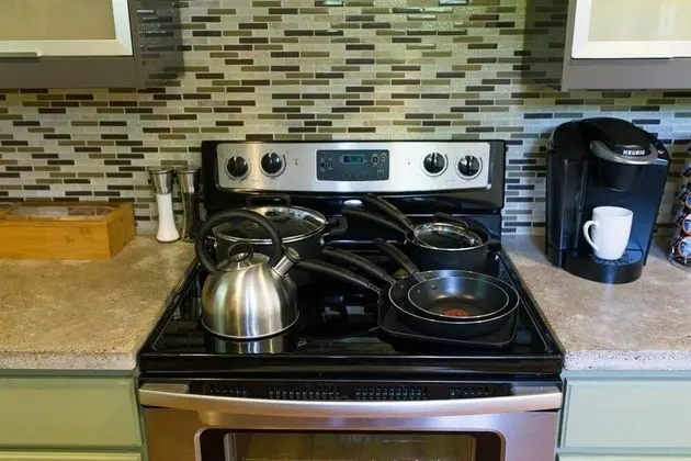 Domio Germantown Massive 8BR Comprised of 2 4BR Suites - Mutfak