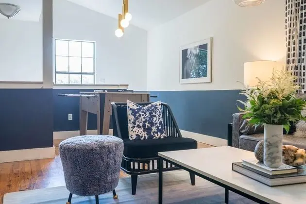 Domio Germantown Massive 8BR Comprised of 2 4BR Suites - Oda Düzeni