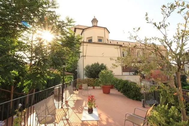 Domus Giorgio Authentic 1600's apt with Stunning Garden and Rooftop