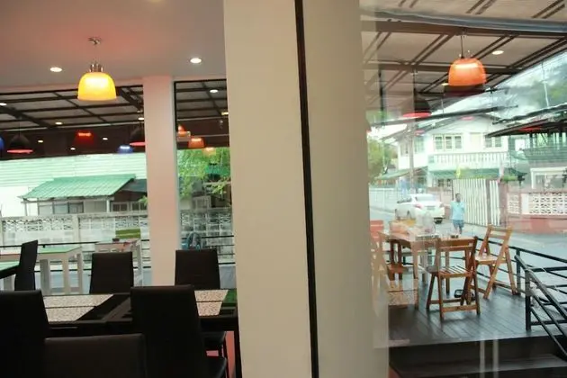 Don Mueang Airport Modern Bangkok Hotel - Yerinde Yemek