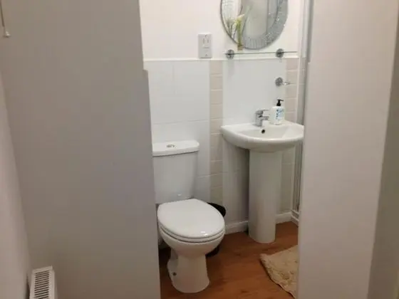 Double With Shared Bathroom Sleeps 1-2 Located 5 Minutes From Heathrow Dsbyr - Banyo Tipleri
