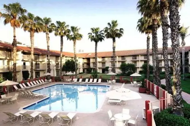 DoubleTree by Hilton Hotel Bakersfield - Havuz