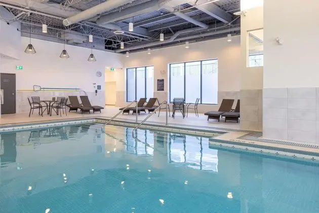 DoubleTree by Hilton Calgary North - Havuz