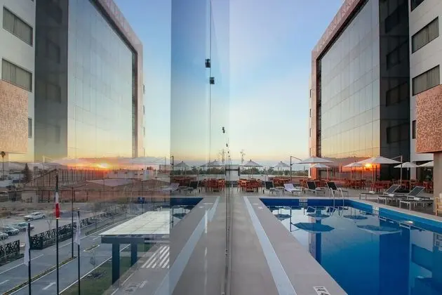 DoubleTree by Hilton Celaya - Havuz