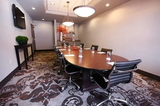 DoubleTree by Hilton Des Moines Airport