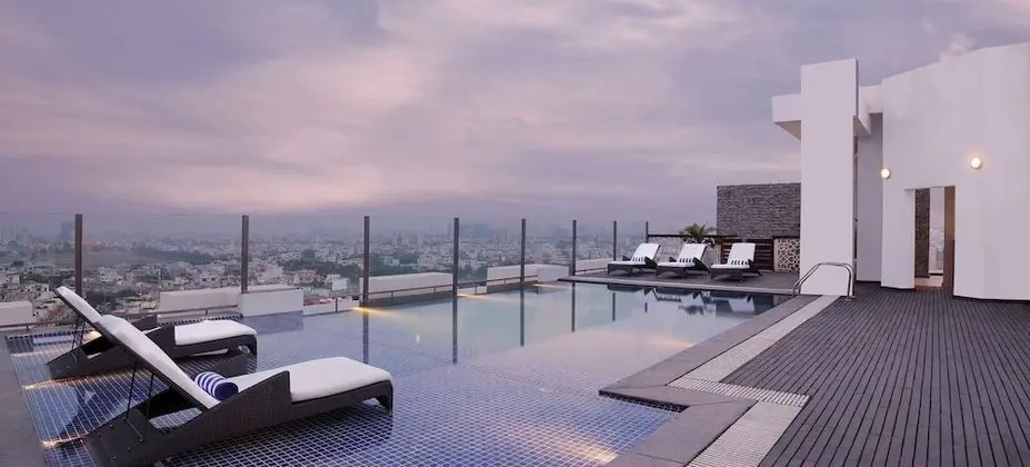 DoubleTree by Hilton Gurugram Baani Square - Havuz