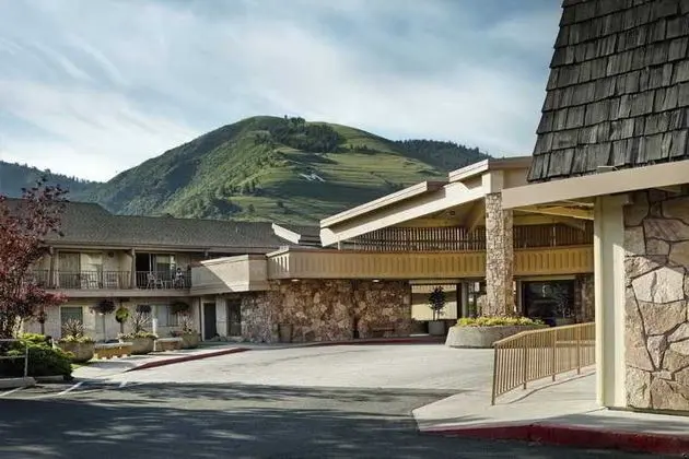 DoubleTree by Hilton Hotel Missoula Edgewater