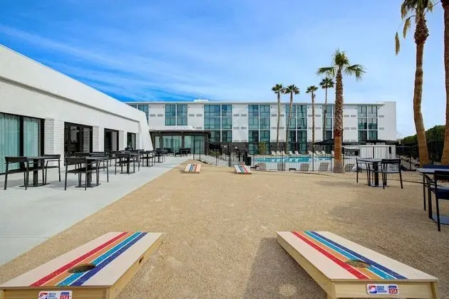 DoubleTree by Hilton Palmdale, CA - Havuz